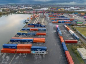 Paris Terminal Port de Gennevilliers. Dechargement de conteneurs de l'auto moteur l'Oural. PTSA Gennevilliers