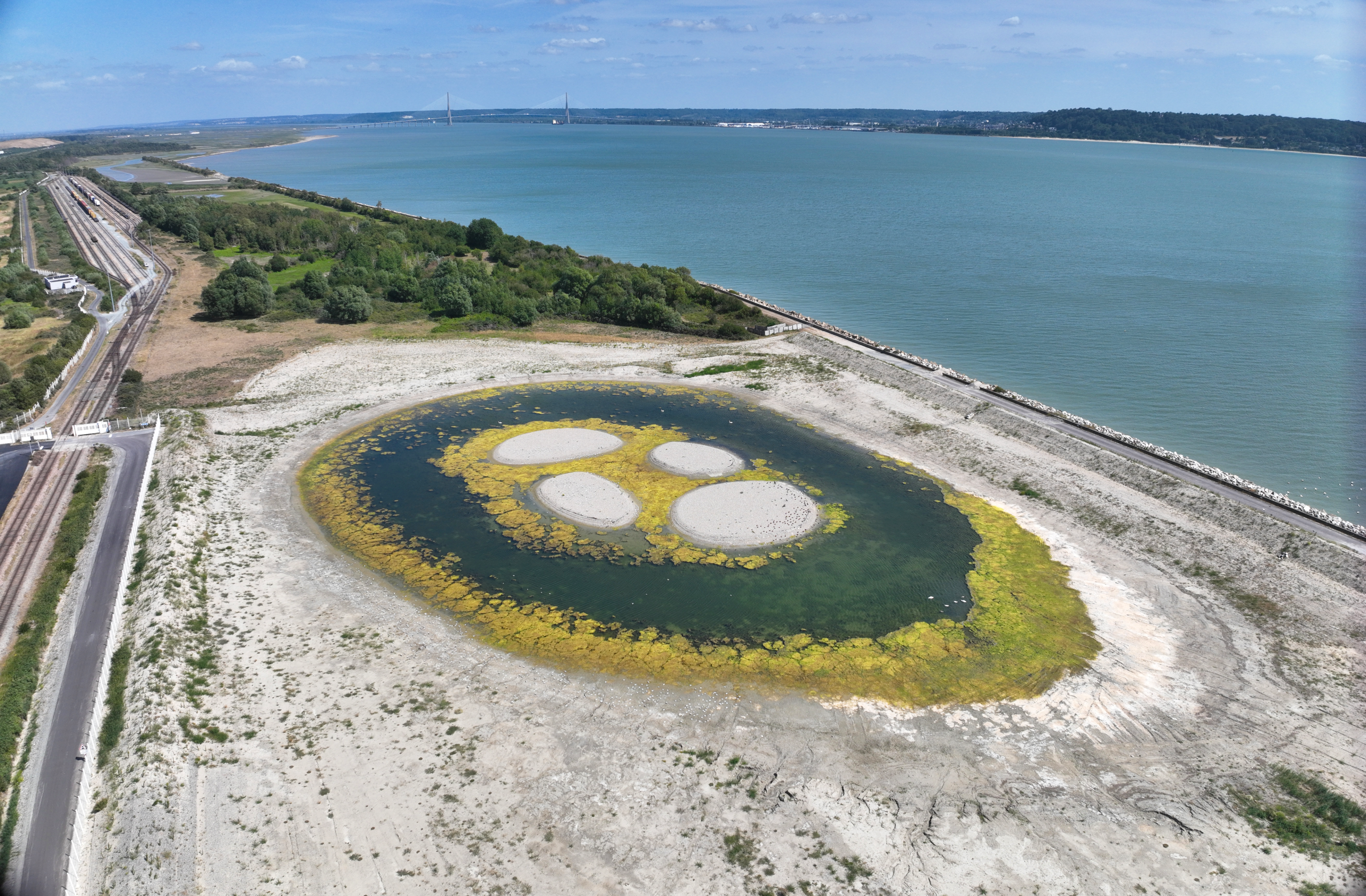 Zone humide créée à proximité de Port 2000 _ Mesures ENV chatière