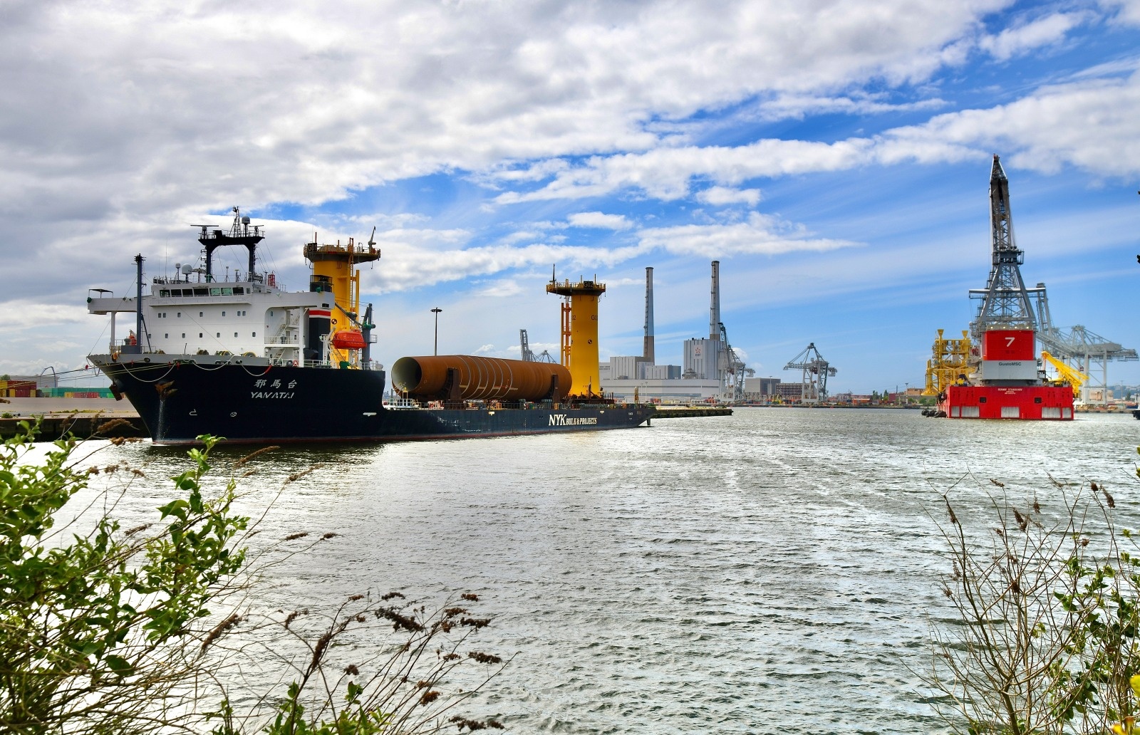 Le navire poseur Seaway Strashnov s?accostera a couple du navire transporteur de lolis-lourds Yamatai pour embarquer les monopile du champ eolien de Courseulles