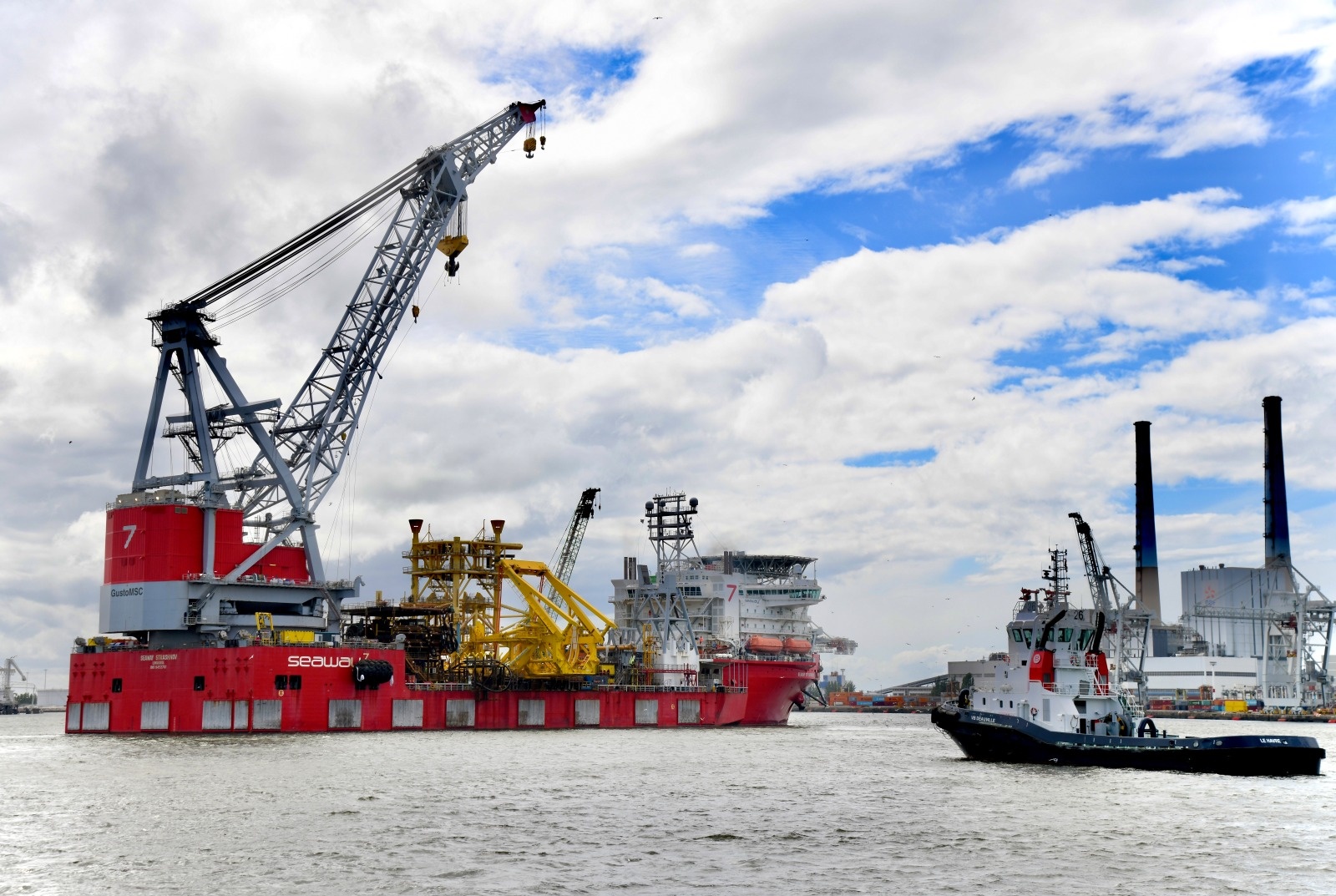 Le navire poseur Seaway Strashnov s?accostera a couple du navire transporteur de lolis-lourds Yamatai pour embarquer les monopile du champ eolien de Courseulles