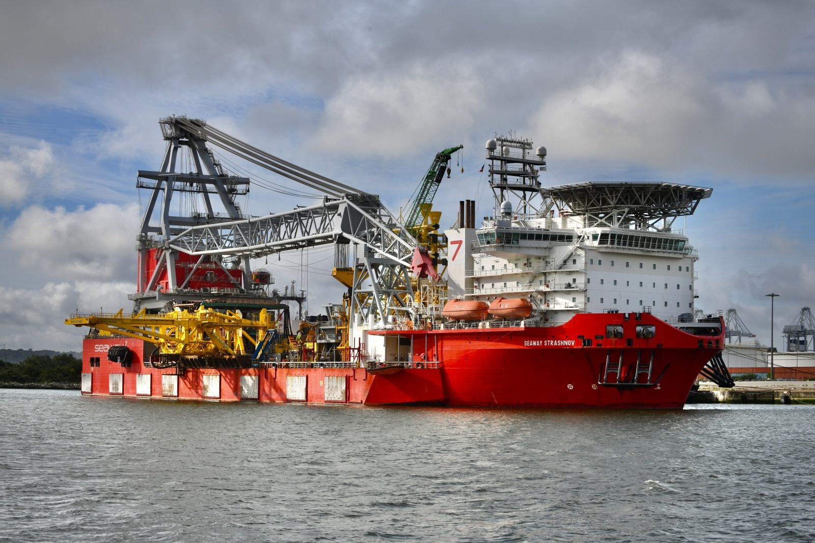 Le navire poseur Seaway Strashnov s?accostera a couple du navire transporteur de lolis-lourds Yamatai pour embarquer les monopile du champ eolien de Courseulles