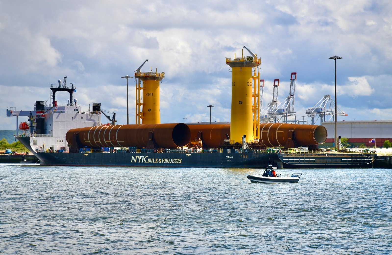 Le navire poseur Seaway Strashnov s?accostera a couple du navire transporteur de lolis-lourds Yamatai pour embarquer les monopile du champ eolien de Courseulles