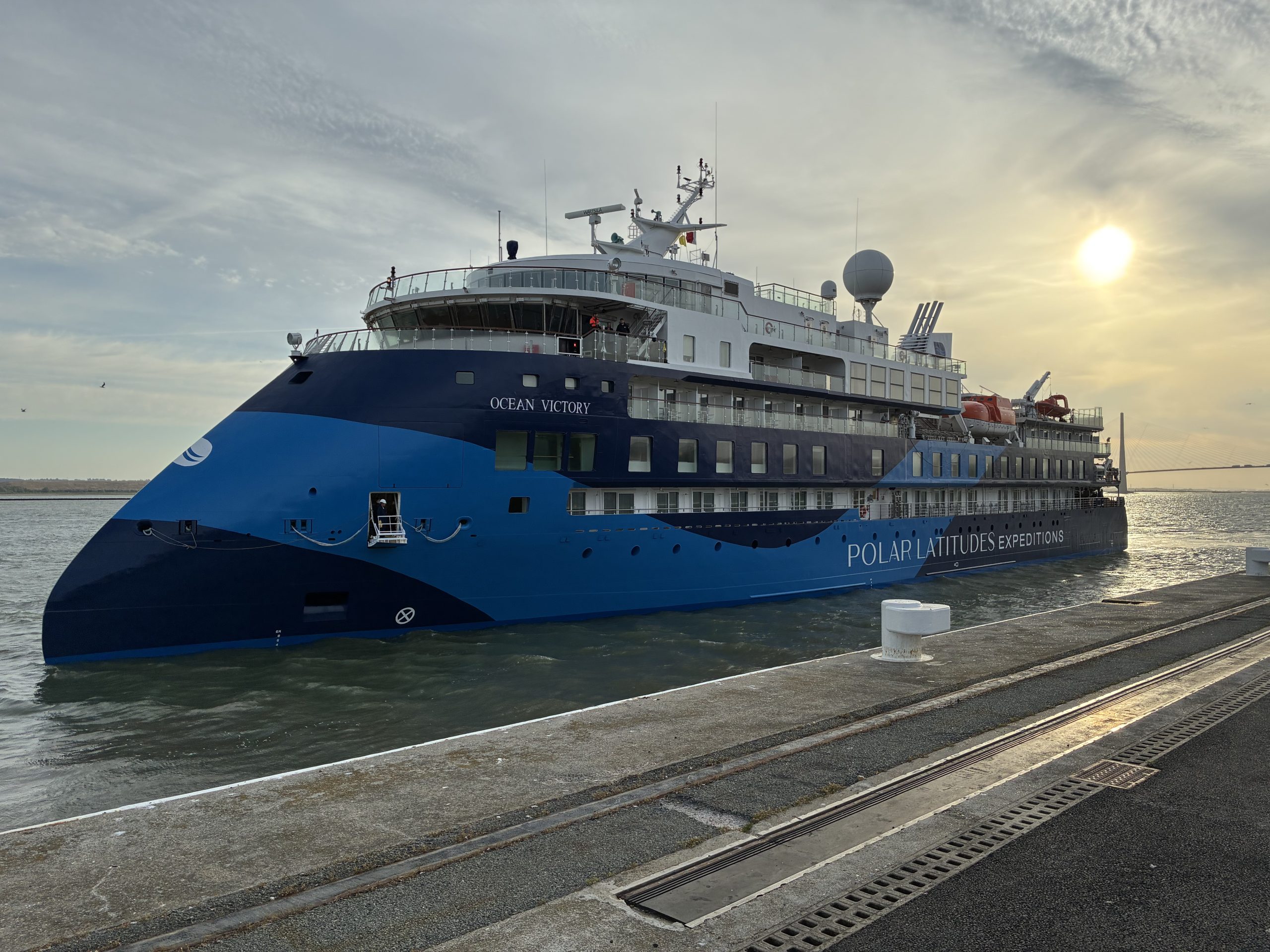 Escale du paquebot Ocean Victory sur le quai croisière du terminal d'Honfleur.