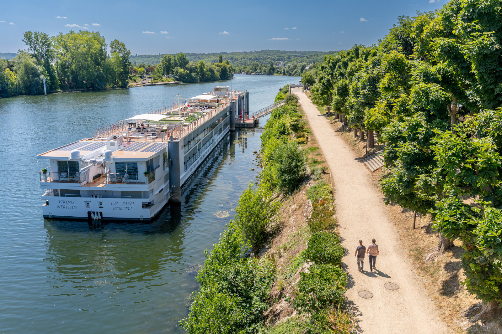 Escale d'un bateau de croisière fluviale au port du Pecq, sur la Seine.