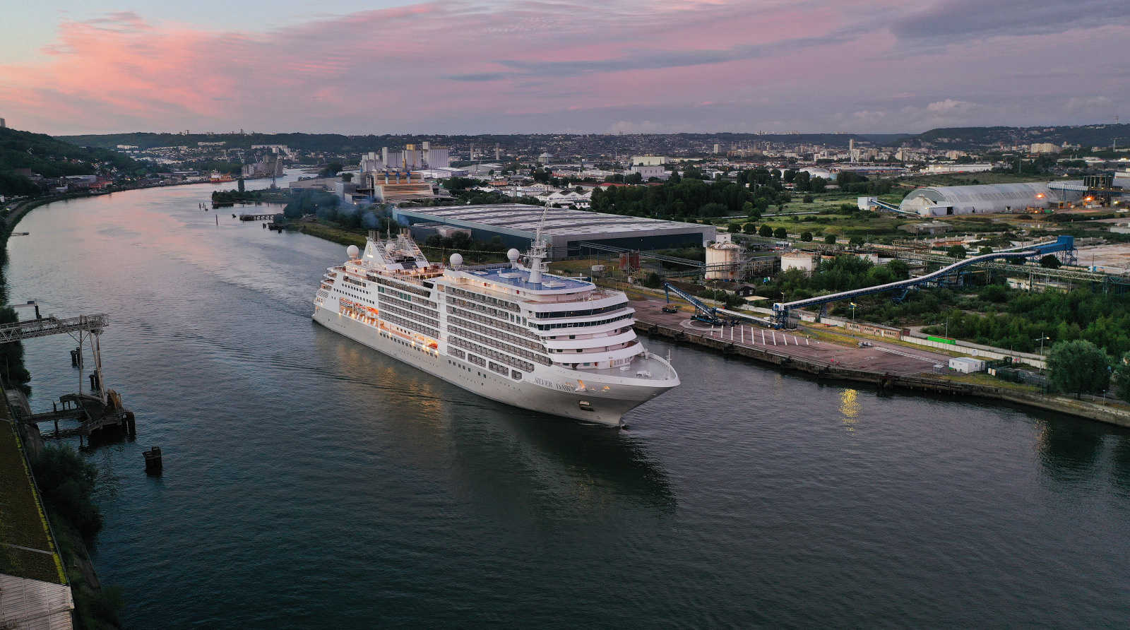 Silver Dawn, paquebot de croisière, en navigation sur la Seine à Rouen