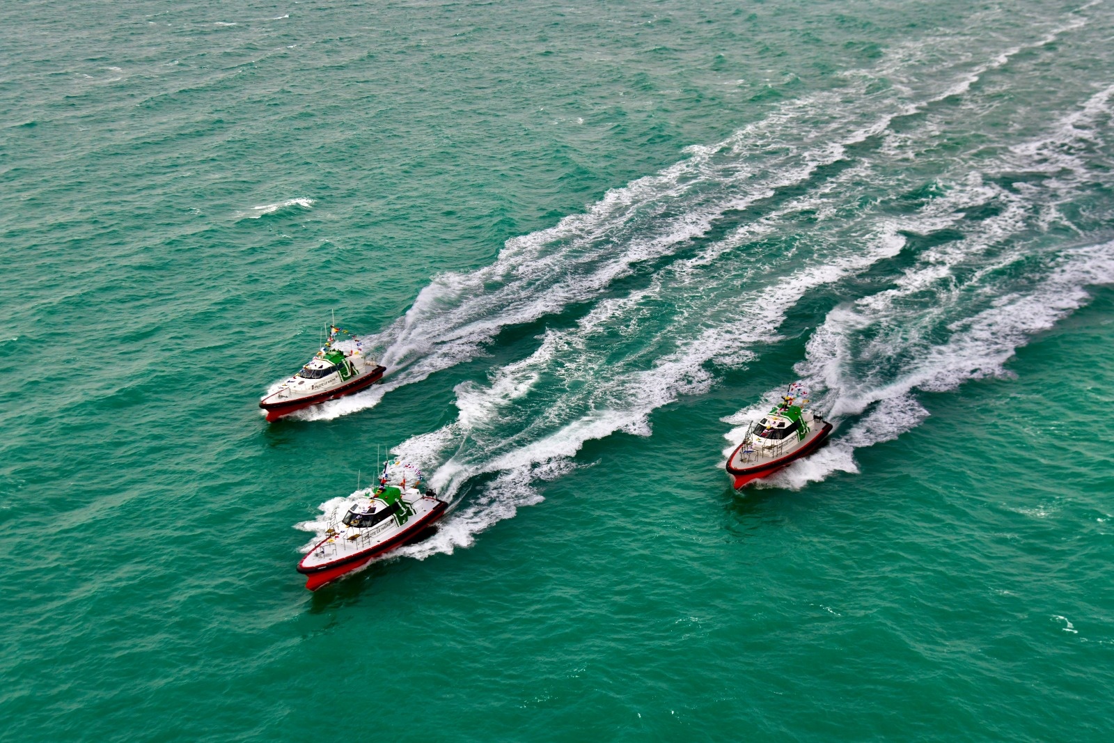 La station de pilotage du Havre-Fecamp a accueilli jeudi 15 janvier la Saint Michel sa nouvelle vedette realisee par le chantier concarnois JFA escortee par deux autres pilotines lors de l'entree au port. Construite en polyester fibre de verre et composite par infusion sur un plan Pantocarene elle file 25 n?uds et peut embarquer huit pilotes.