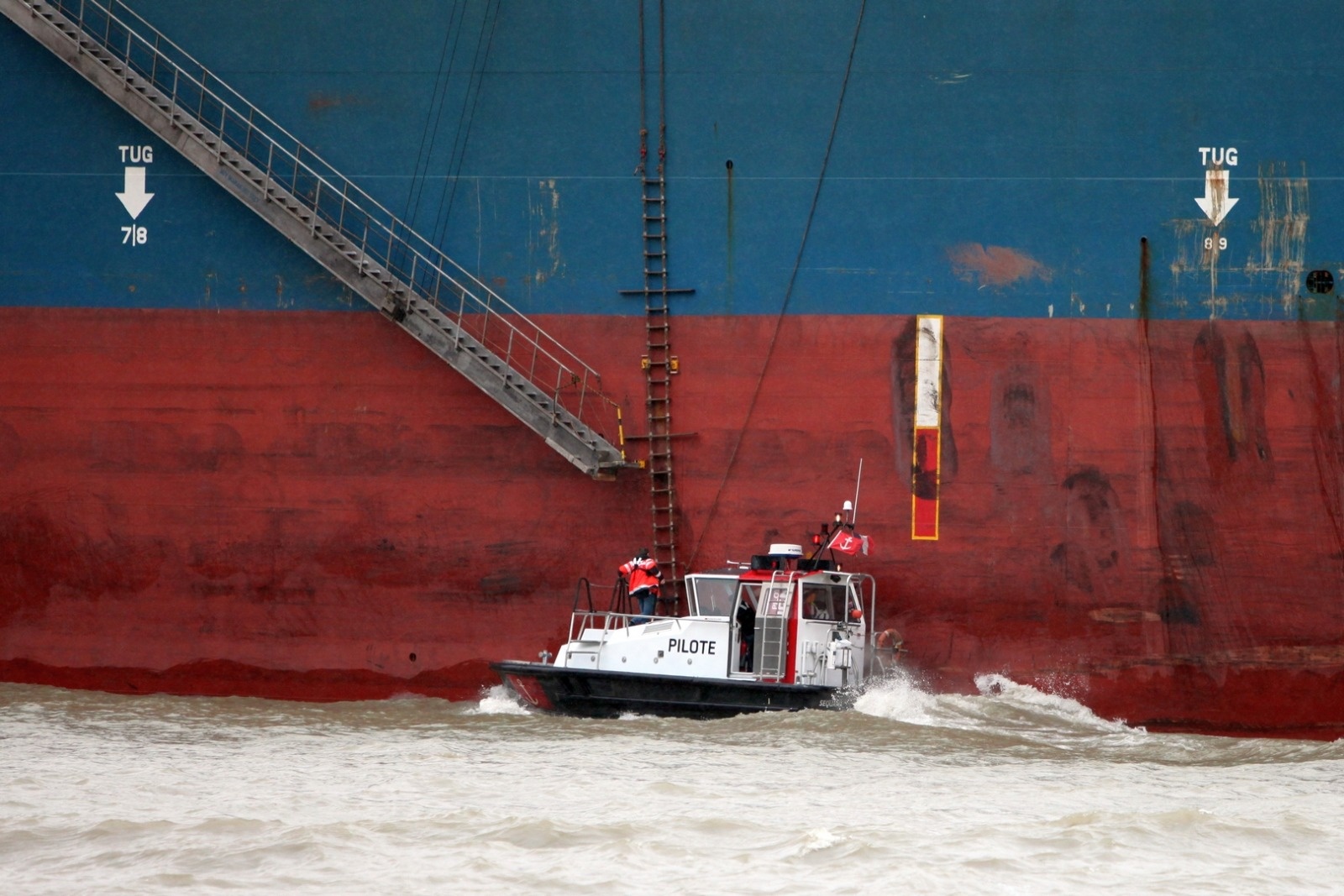 Le Maran Odyssey venu decharger 59529 tonnes de charbon chez Sogema en provenance d'Afrique du Sud. Pilote montant a bord.