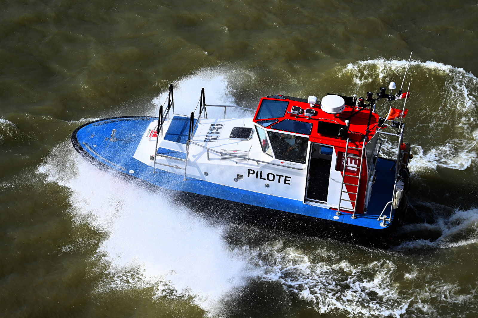 Vedette de pilotage. Seine. Ecume . Clapotis reportage PTI DANUBE