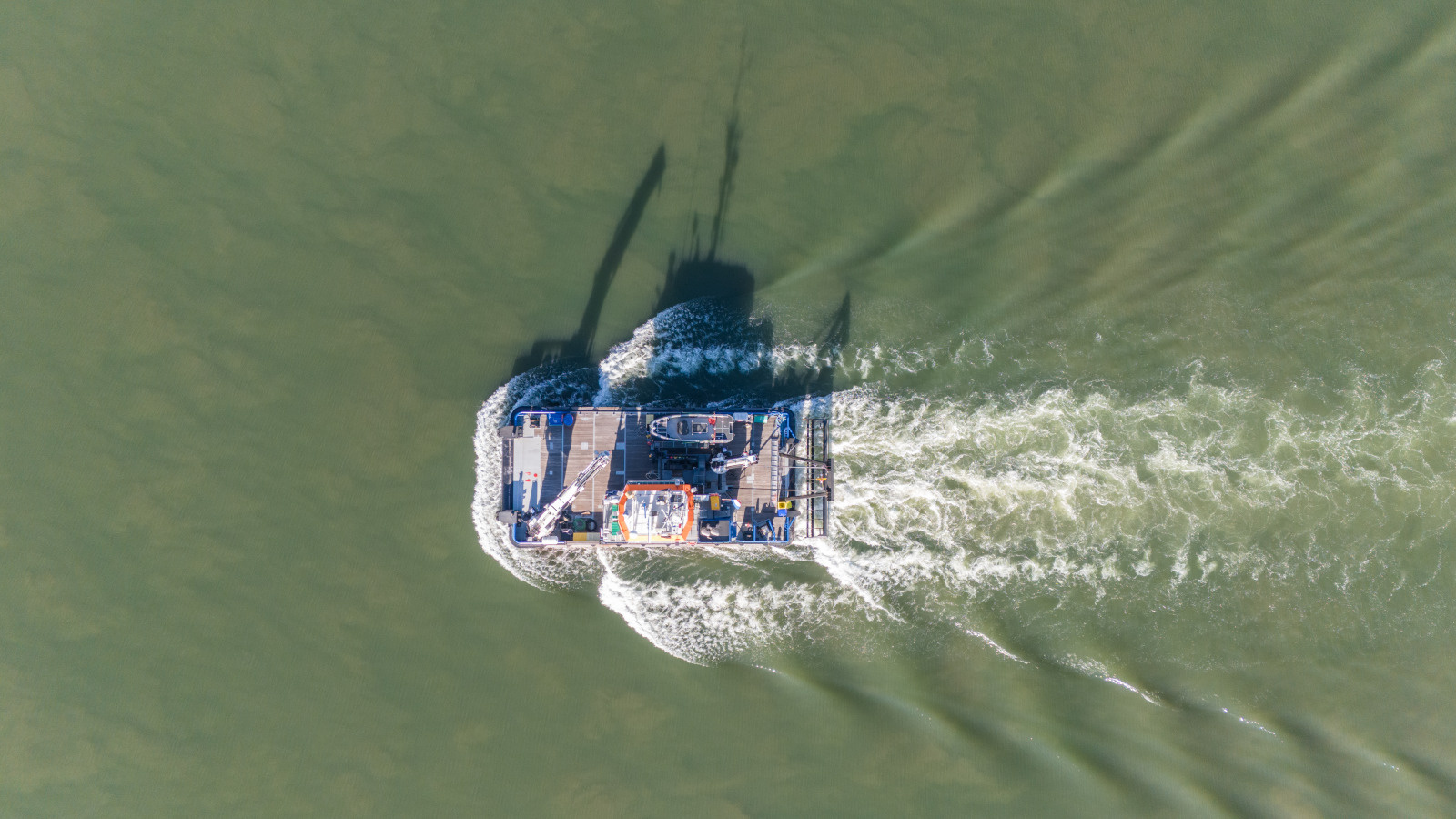 Bateau epave Niveleur : nouveau navire pour assurer le nivelage du chenal de la Seine a Rouen