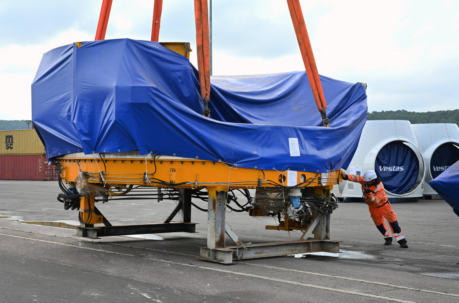 Port de Rouen. Dechargement de colis lourds Tunneliers exceptionnels. TCMD. Dockers.